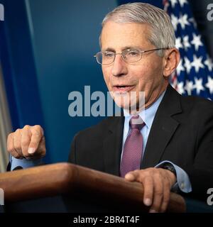 Dr. Anthony S. Fauci, Direktor des Nationalen Instituts für Allergie und Infektionskrankheiten, spricht während einer Coronavirus (COVID-19) Briefing Mittwoch, 22. April 2020, im Weißen Haus. Stockfoto