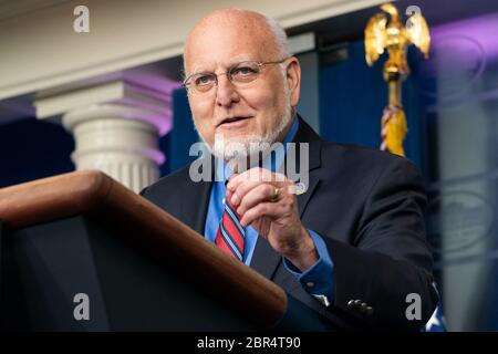 Dr. Robert R. Redfield, Direktor der Zentren für Krankheitskontrolle und Prävention, spricht bei einer Coronavirus-Update-Briefing Mittwoch, 22. April 2020, im James S. Brady Press Briefing Room des Weißen Hauses. Stockfoto