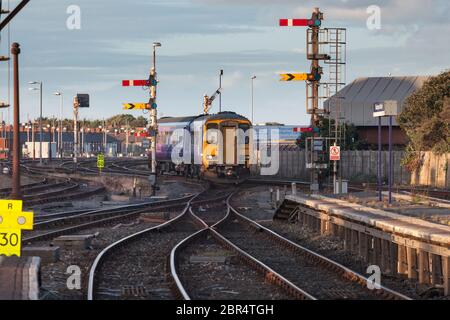 Northern Rail Klasse 156 Sprinter Zug Ankunft am Blackpool North Bahnhof mit der mechanischen Semaphore Home und entfernten Bahnsignalen Stockfoto