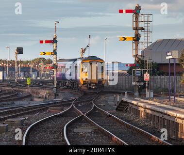 Northern Rail Klasse 156 Sprinter Zug Ankunft am Blackpool North Bahnhof mit der mechanischen Semaphore Home und entfernten Bahnsignalen Stockfoto