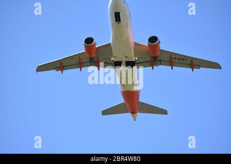 Ein easyJet-Flug über Felton Common vor dem Flughafen Bristol, Lulsgate am 30. Juni 2018 Stockfoto