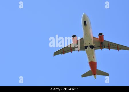 Ein easyJet-Flug über Felton Common vor dem Flughafen Bristol, Lulsgate am 30. Juni 2018 Stockfoto