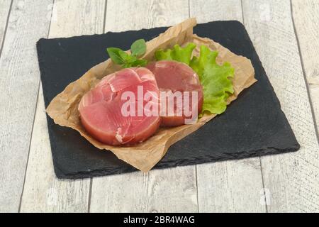 Rohen Thunfisch runde Steak bereit für Grill Stockfoto