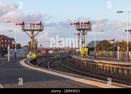 Mechanische Bracket-Eisenbahn-Signale bei Blackpool Nord mit Blackpool Nord Nummer 2 Signalbox dahinter. Stockfoto