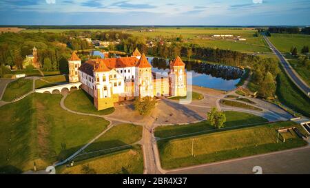 Luftbild des mittelalterlichen Mir Burganlage an sonnigen Frühlingstag. Das Wahrzeichen der Stadt, die zum Weltkulturerbe der UNESCO gehört. Drone Panorama von Mirsky zamok, Weißrussland Stockfoto