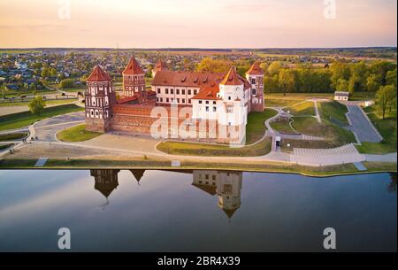 Luftbild des mittelalterlichen Mir Burganlage am Frühling Sonnenuntergang. Das Wahrzeichen der Stadt, die zum Weltkulturerbe der UNESCO gehört. Drone Panorama von Mirsky zamok, Weißrussland Stockfoto