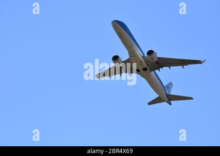 Ein KLM-Flugzeug (Royal Dutch Airlines) in der Luft kurz vor dem Bristol International Airport am 30. Juni 2018 – Lulsgate, Großbritannien, Europa Stockfoto