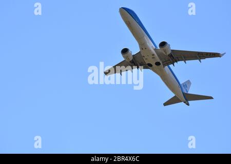 Ein KLM-Flugzeug (Royal Dutch Airlines) in der Luft kurz vor dem Bristol International Airport am 30. Juni 2018 – Lulsgate, Großbritannien, Europa Stockfoto