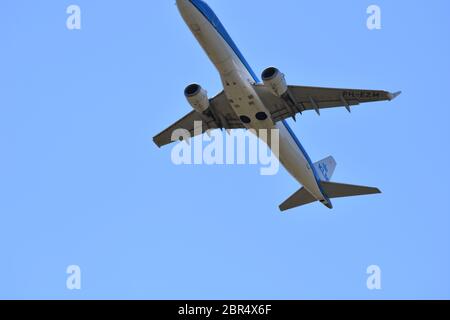 Ein KLM-Flugzeug (Royal Dutch Airlines) in der Luft kurz vor dem Bristol International Airport am 30. Juni 2018 – Lulsgate, Großbritannien, Europa Stockfoto