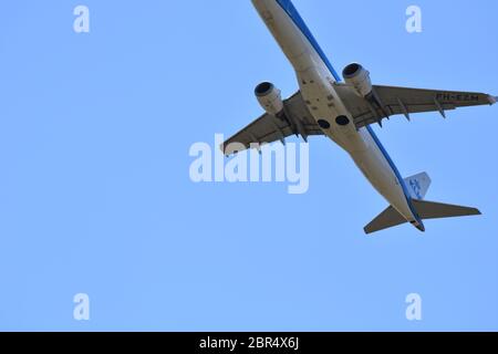 Ein KLM-Flugzeug (Royal Dutch Airlines) in der Luft kurz vor dem Bristol International Airport am 30. Juni 2018 – Lulsgate, Großbritannien, Europa Stockfoto