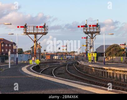 Mechanische Bracket-Eisenbahn-Signale bei Blackpool Nord mit Blackpool Nord Nummer 2 Signalbox dahinter. Stockfoto