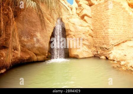 Blick auf Wasserfall in Bergoase Chebika, Sahara-Wüste, Tunesien Stockfoto