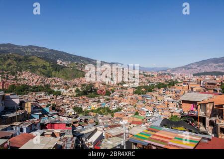 Medellin - Kolumbien - 10. Januar 2020:: Blick auf eine arme Nachbarschaft in den Hügeln oberhalb von Medellin, Kolumbien Stockfoto