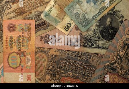 Hintergrund aus alten Vintage verschiedene Banknoten. Sammlerstücke Retro-Banknoten aus verschiedenen Ländern. Stockfoto