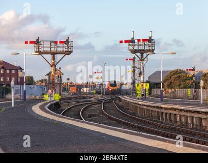 Virgin Trains Klasse 221 voyager Zug Ankunft am Blackpool North Bahnhof mit der mechanischen Semaphore Home und entfernten Bahnsignalen Stockfoto