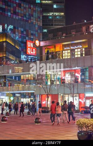 Peking / China - März 24 2016: Nachtansicht des luxuriösen Einkaufs- und Restaurant/Bar-Bereichs von Sanlitun in der Innenstadt von Peking, China Stockfoto