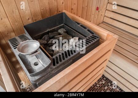 Sauna Elektroheizung mit Steinen in einem Spa. Konzept der Entspannung und gesunden Lebensstil. Stockfoto
