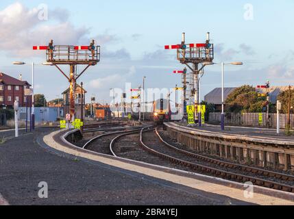 Virgin Trains Klasse 221 voyager Zug Ankunft am Blackpool North Bahnhof mit der mechanischen Semaphore Home und entfernten Bahnsignalen Stockfoto