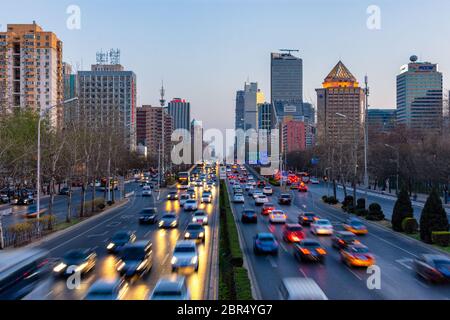 Peking / China - 27. März 2016: 3. Ringstraße Ost (San Huan Lu), eine der wichtigsten Autobahnen im Chaoyang Bezirk in Peking, China Stockfoto