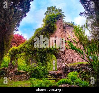 Bunte Ruinen in Giardino della Ninfa Gärten in Latina - Latium - Italien . Stockfoto