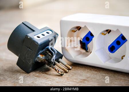Ein Brandopfer Steckdosenleiste geschmolzener Kunststoff für Stromschlag Gefahr. Stockfoto