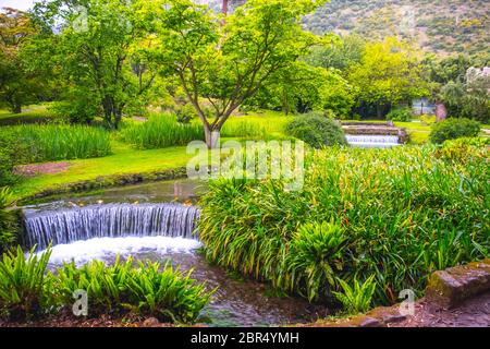 eden Garten Märchen Wasserfall Brunnen im Giardino di Ninfa - Cisterna di Latina - Latium - Italien . Stockfoto