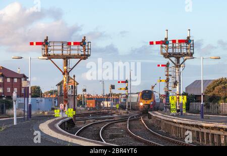 Virgin Trains Klasse 221 voyager Zug Ankunft am Blackpool North Bahnhof mit der mechanischen Semaphore Home und entfernten Bahnsignalen Stockfoto