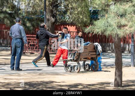 Peking / China - 3. April 2016: Menschen, die Kung Fu im Ritan Park in Peking, China praktizieren Stockfoto