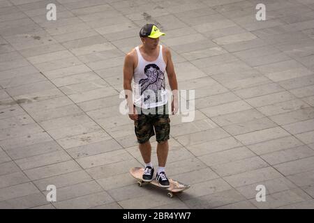 Peking / China - 21. August 2016: Skateboard-Skater im modernen Sanlitun-Viertel im Chaoyang-Bezirk im Zentrum von Peking, China Stockfoto