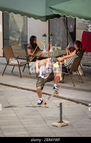 Peking / China - 21. August 2016: Skateboard-Skater im modernen Sanlitun-Viertel im Chaoyang-Bezirk im Zentrum von Peking, China Stockfoto