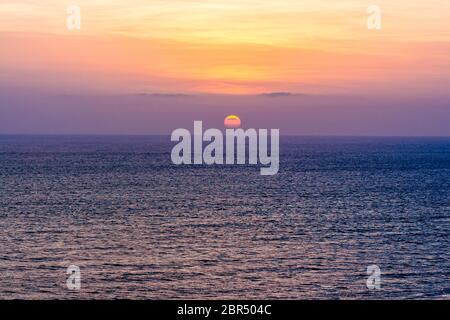 Goa, Indien - warmer Sonnenuntergang von Chapora Fort, Vagator Beach. Pint-sized Goa ist mehr als Strände und Trance-Partys. Eine kaleidoskopische Mischung aus indischem Pop. Stockfoto