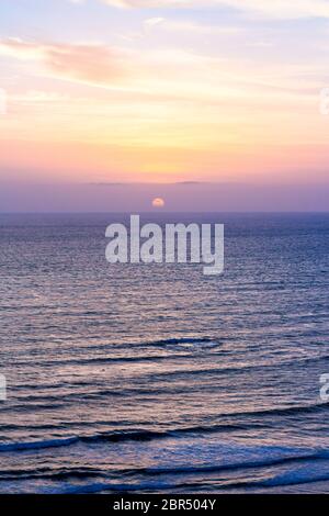 Goa, Indien - warmer Sonnenuntergang von Chapora Fort, Vagator Beach. Pint-sized Goa ist mehr als Strände und Trance-Partys. Eine kaleidoskopische Mischung aus indischem Pop. Stockfoto