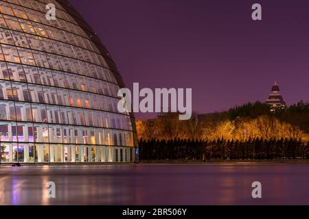 PEKING, CHINA - 7. April 2016: Nationales Zentrum für darstellende Kunst NCPA bei Nacht in Peking, China Stockfoto