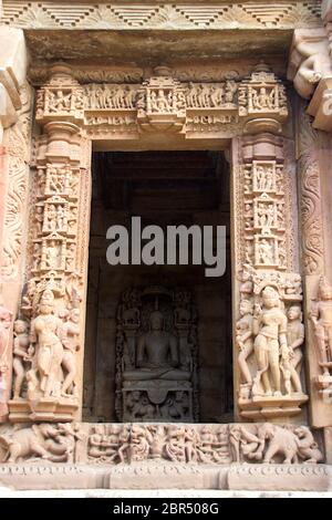 Aufwändige steinbildhauerei an der Tür des Parshwanath Jain Tempel, Khajuraho, Madhya Pradesh, Indien, Asien Stockfoto