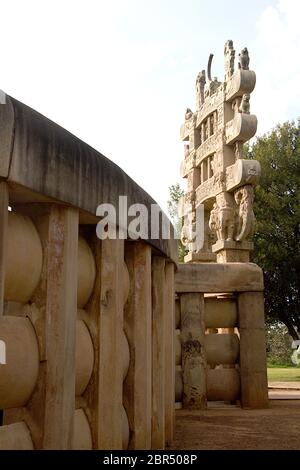 Ansicht von Norden Gateway und der äußeren Wand der Stupa 1 bei Sanchi in der Nähe von Bhopal, Madhya Pradesh, Indien, Asien Stockfoto