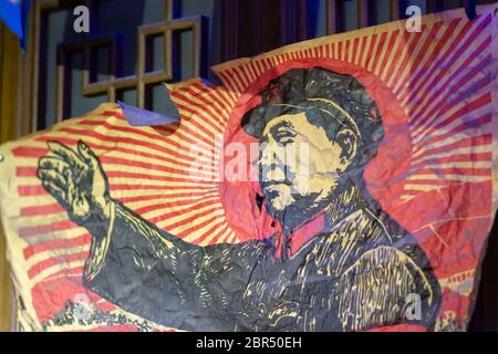 Peking / China - 7. April 2016: Altes Vintage-Poster von Mao Zedong, dem chinesischen kommunistischen Revolutionär und Gründer der Volksrepublik China Stockfoto