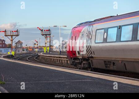 Virgin Trains Klasse 221 voyager Zug wartet auf Blackpool North Bahnhof mit der mechanischen Semaphore Home Signale verlassen Stockfoto