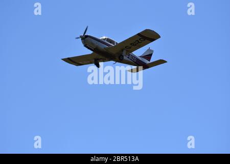 Ein kleines leichtes Flugzeug über Felton Common vor dem Bristol Airport am 30. Juni 2018 Stockfoto