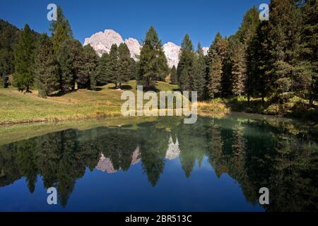 Kleiner See im Naturpark Puez-Geisler mit Reflexionen Stockfoto