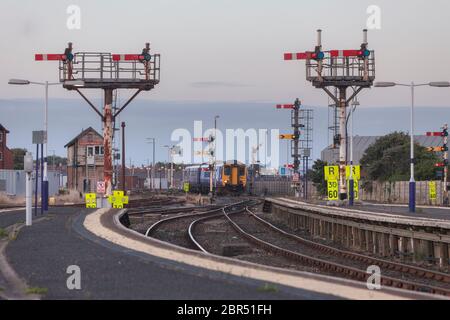 Northern Rail Klasse 156 Sprinter Zug Ankunft am Blackpool North Bahnhof mit der mechanischen Semaphore Home und entfernten Bahnsignalen Stockfoto