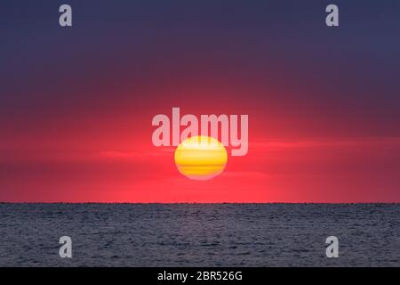 wunderschönen Sonnenaufgang auf dem Meer. Schwarzes Meer, Rumänien Stockfoto
