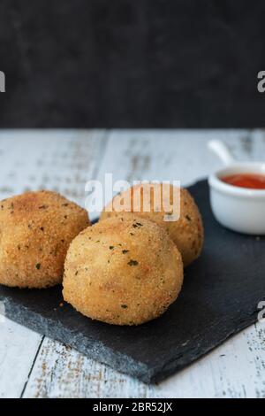 Knusprige Kartoffelbällchen mit Thunfisch und Zwiebeln Stockfoto