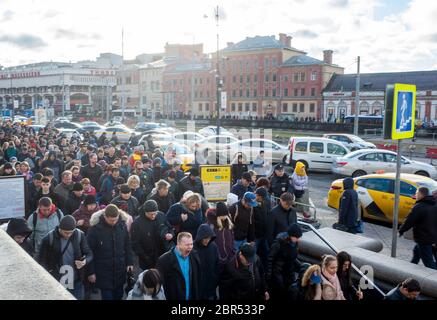 1. April 2019 Moskau, Russland. Eine Menge Passagiere steigen in die U-Bahn während der morgendlichen Rush Hour auf dem Platz von drei Stationen in Moskau. Stockfoto