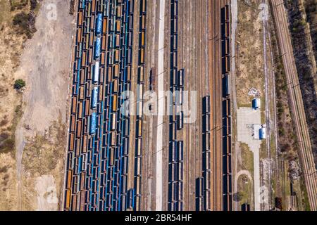 Güterzüge. Luftaufnahme von bunten Güterzüge auf dem Bahnhof. Wagen mit Güter auf die Bahn. Luftaufnahme Stockfoto