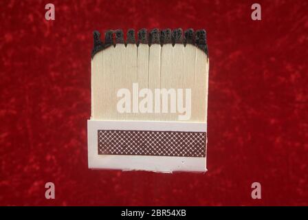 Burnout bei der Arbeit und über erschöpft Konzept. Leitung der Spiele und alle verbrannt. Mit rotem Hintergrund. Stockfoto