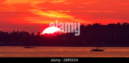 Sonnenaufgang über dem Meer, Weligama, Mirissa, Süd Sri Lanka. Stockfoto