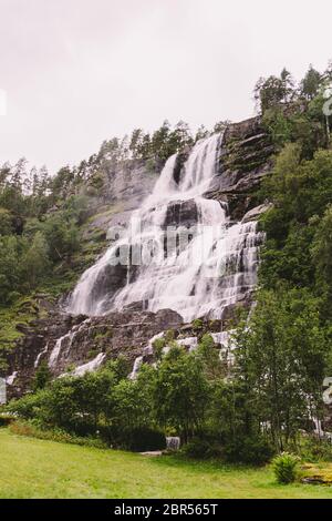 Blick auf den Tvindefossen oder Tvinnefossen Wasserfall bei Voss, Norwegen. Natur, Landschaft. Tvinde Camping. Zelt, Felsen Stockfoto