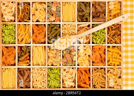 Colofrul pasta variaton von oben. Pappardelle, Spaghetti, Makkaroni, tagliatelle Nudeln flach. Stockfoto