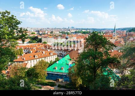 Blick auf Prag, die Kathedralen und die roten Dächer von oben Stockfoto