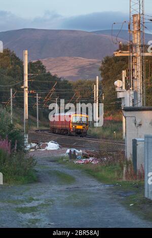 Der 1749 Shieldmuir - Warrington Dallam Royal Mail Zug fährt an Grayrigg, Cumbria (betrieben von DB Cargo) vorbei Stockfoto